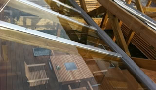 Vue de la terrasse bois depuis la toiture transparente.
