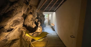 Terrasse extérieure bis sous la première terrasse, toujours entre la montagne et le bâtiment.