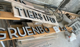 Enseignes des différents espaces de la grunböx à Vienne. Elles sont réalisées avec des lettres d'anciennes enseignes d'autres édifices.