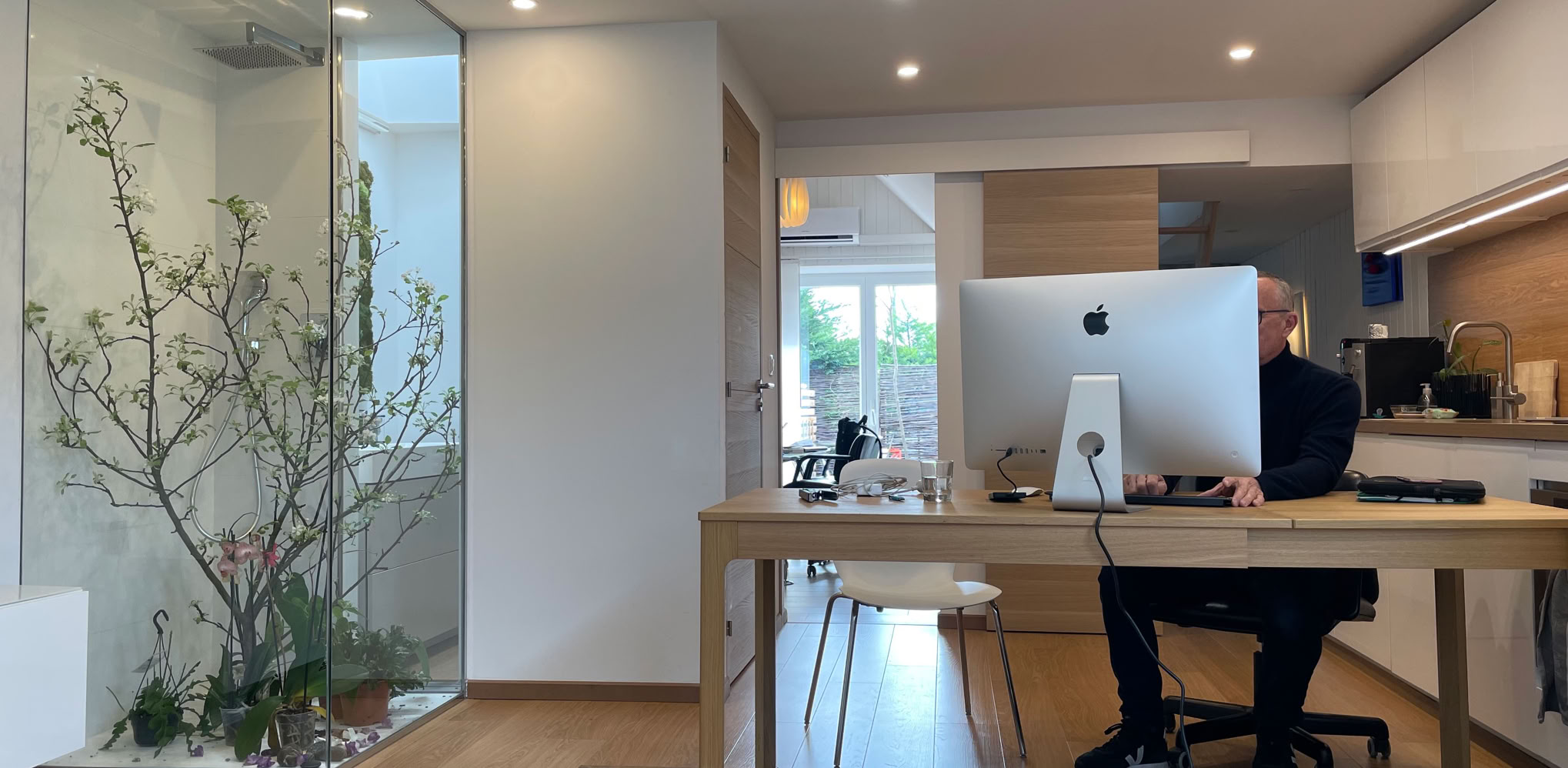 Photo de l'espace bureaux occupé par l'agence dans le projet de tiny house urbaine réalisé à Vaulx-en-Velin.
