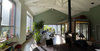 Photo de la pièce occupée par l'agence Architecture4Future. Cette grande pièce lumineuse avec une mezzanine peut être redivisée pour accueillir un logement.