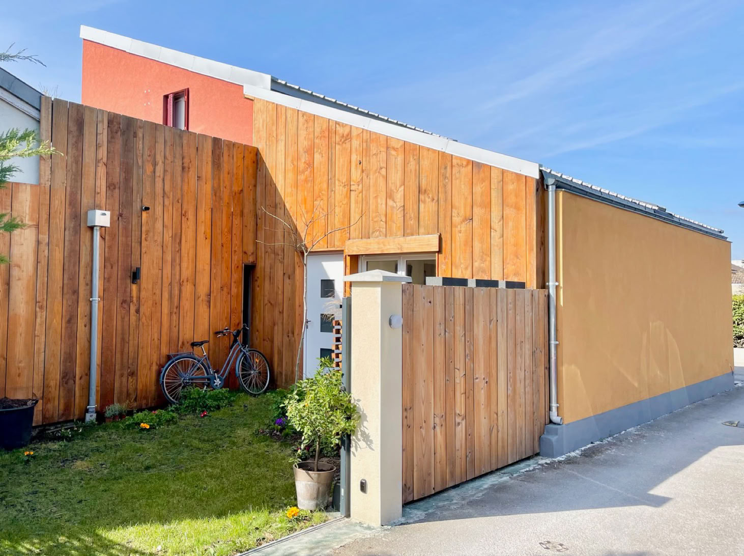 Photo de l'extérieur de la tiny house urbaine réalisée à Vaulx-en-Velin.