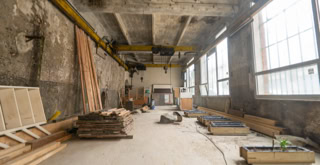 Photo de la grande salle du tiers-lieu au rez-de-chaussée en cours de travaux.