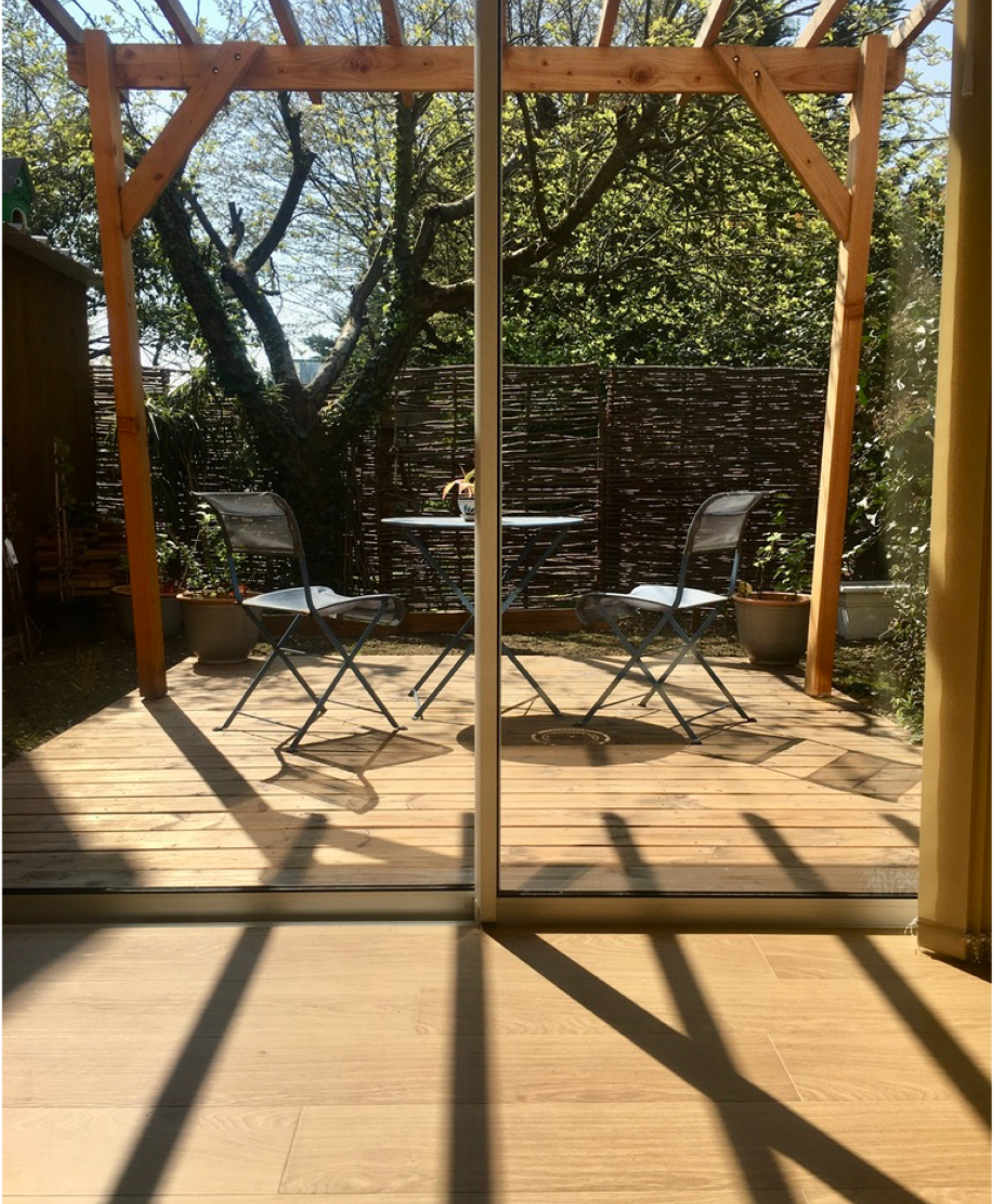 Photo d'une terrasse bois avec pergolas d'un projet réalisé par l'agence. 
